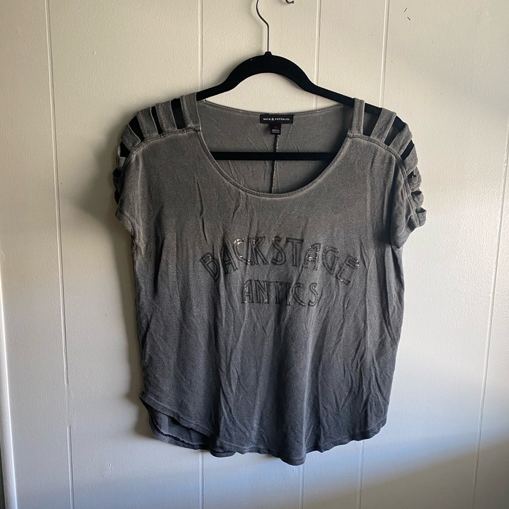 Rock and Republic “Backstage Antics” grey top with cut out shoulders